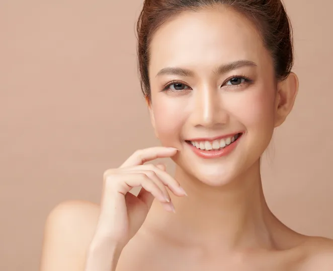 頬を触る女性の写真